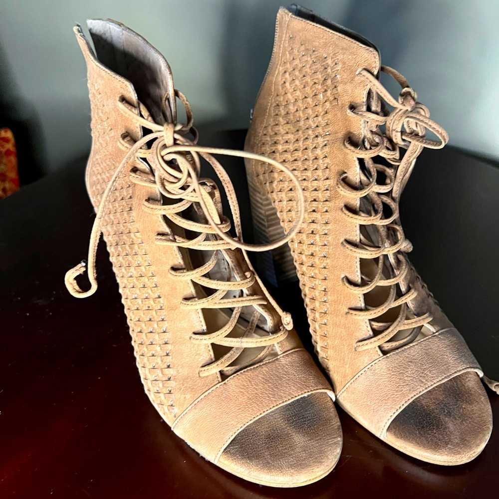 Vince Camuto Hield open toe booty